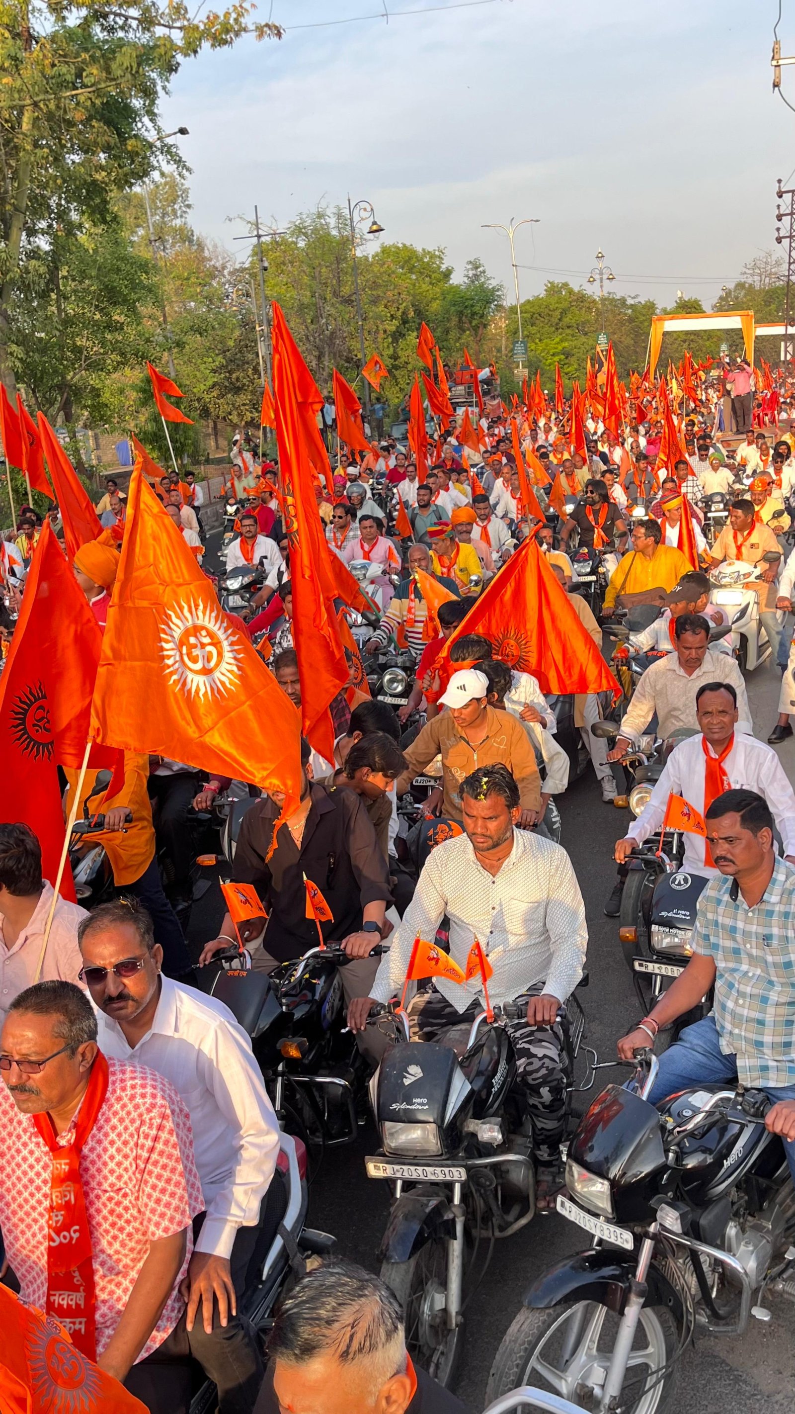  स्वागत द्वारों और पुष्पांजलियों द्वारा रैली का अभिनंदन हुआ 