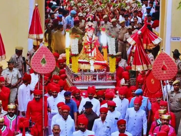“Teej Tyoharaan Aavani Le, Doobi Gangaur…”