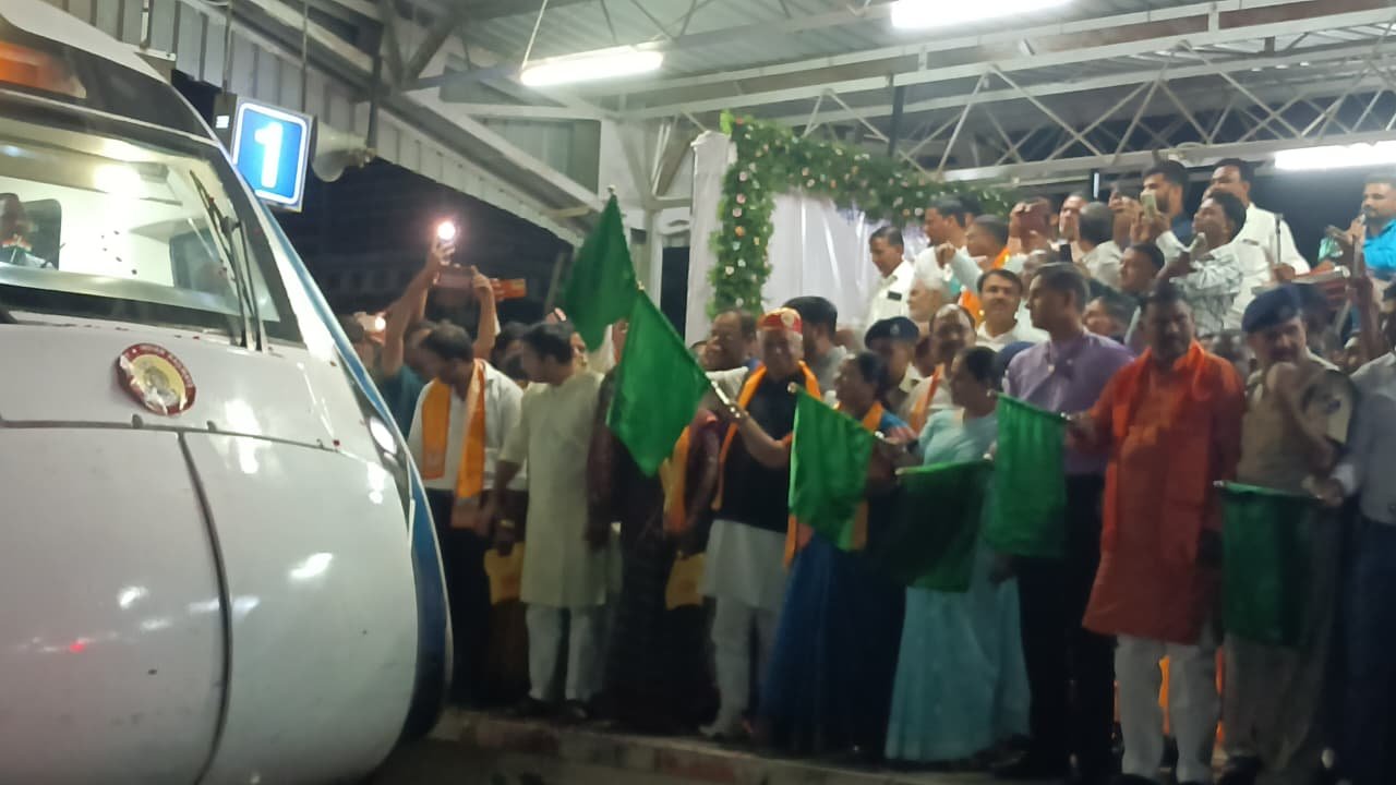 शामलाजी रोड स्टेशन पर 'वंदे भारत एक्सप्रेस' के ठहराव का शुभारंभ