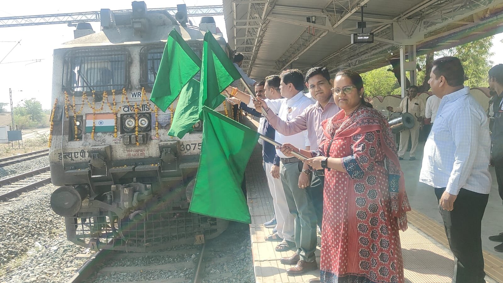 रामेश्वर महादेव की जय के जयकारों के साथ रामेश्वरम-मदुरई हेतु रवाना हुए हुए वरिष्ठ नागरिक