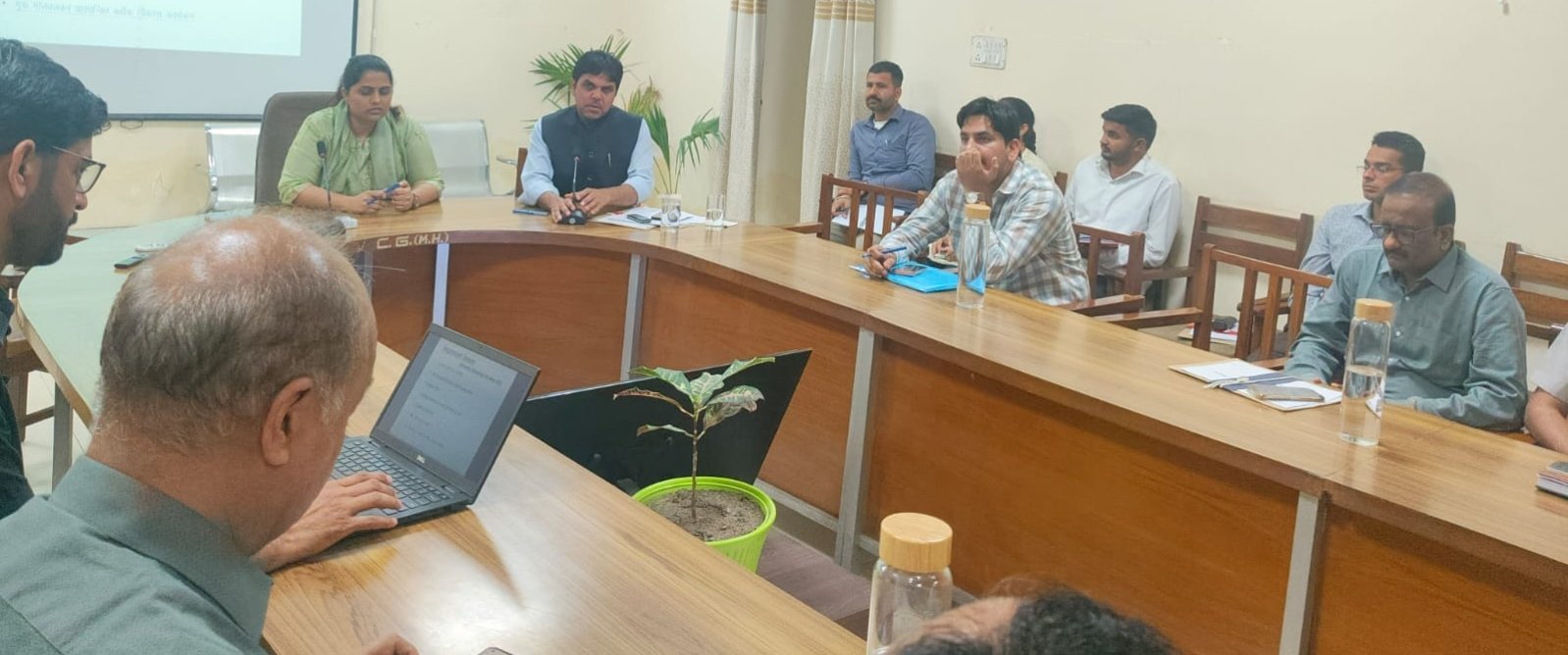 लंबित प्रकरणों का शीघ्र निस्तारण सुनिश्चित करें अधिकारी
