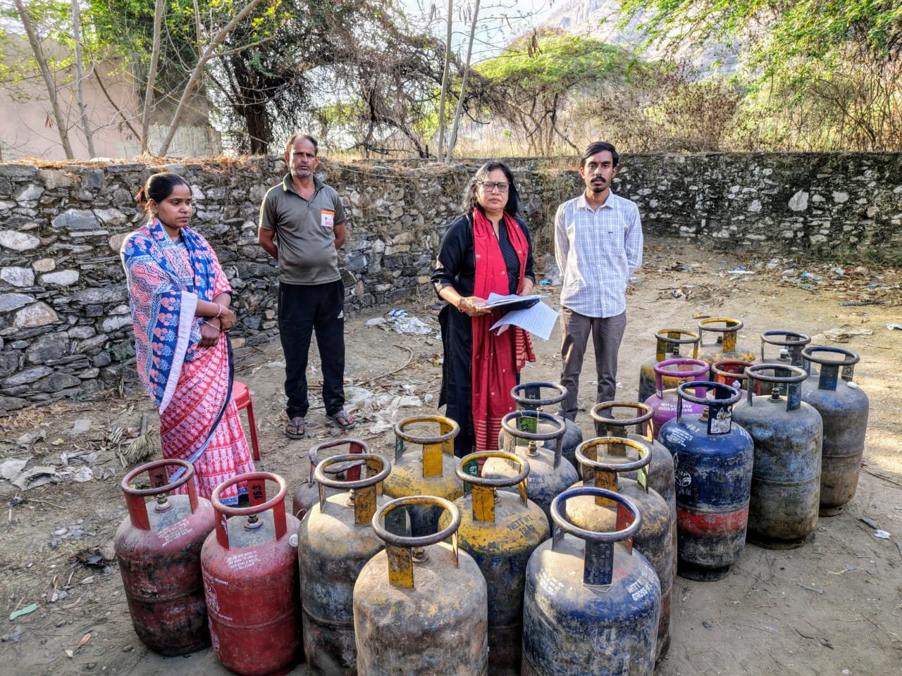 16 व्यावसायिक व 10 घरेलू गैस सिलेण्डर जब्त