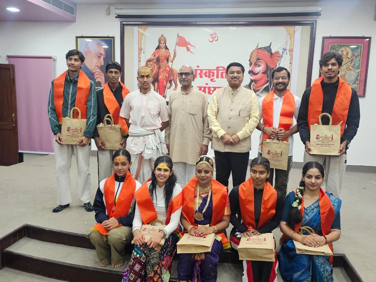 योगनृत्य में किया विभिन्न योगासनों का प्रदर्शन