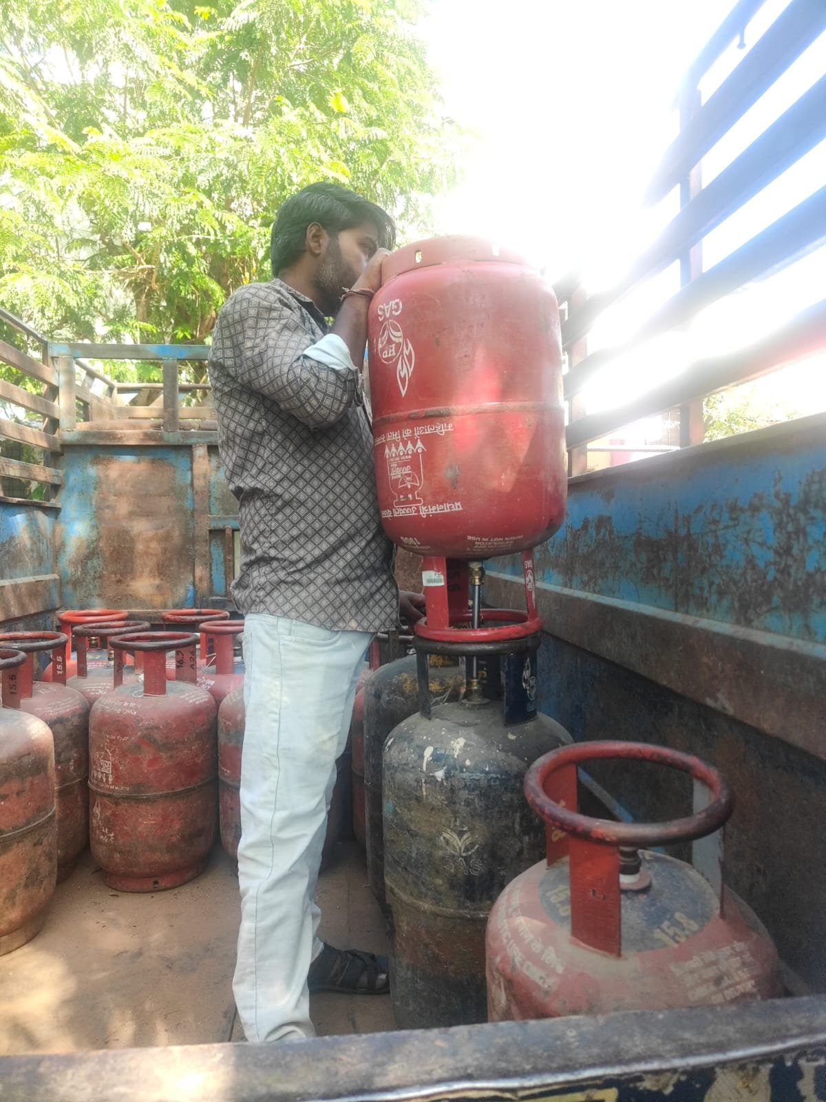 गैस की कालाबाजारी पर कार्रवाई, 16 घरेलू व 2 कमर्शियल सिलेंडर जब्त