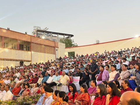उदयपुर में 90S का जादू: इंद्र कुमार के किस्सों ने बांधा समां, हार्मोनी ऑफ पाइन्स ने जीता दिल