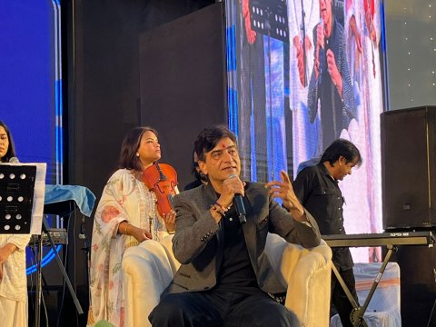 उदयपुर में 90S का जादू: इंद्र कुमार के किस्सों ने बांधा समां, हार्मोनी ऑफ पाइन्स ने जीता दिल