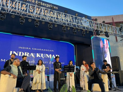 उदयपुर में 90S का जादू: इंद्र कुमार के किस्सों ने बांधा समां, हार्मोनी ऑफ पाइन्स ने जीता दिल