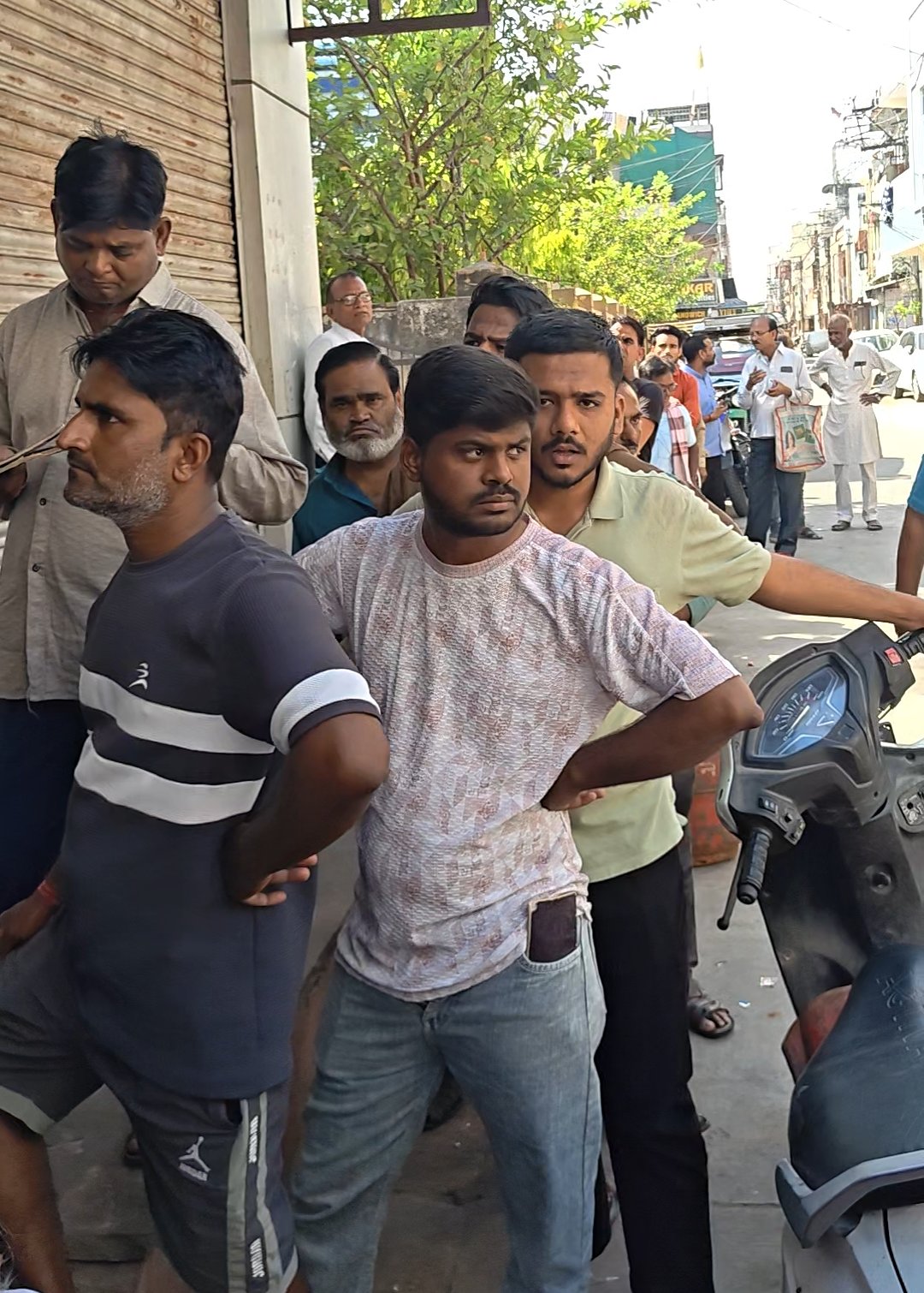 रसोई गैस एजेंसी पर  लम्बी लम्बी कतारें,कर्मचारियों और गैस उपभोक्ताओं में झगड़े की नौबत, 40 दिन से नहीं मिली  रसोई गैस,गैस संचालकों के मोबाइल बंद 