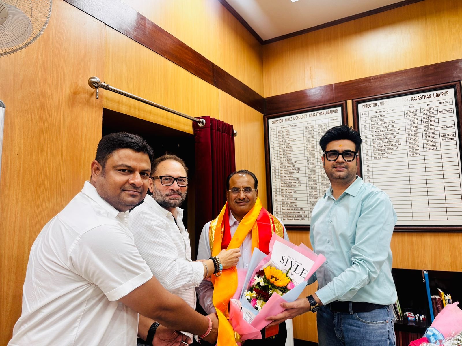 लंबित खनन पट्टों के एक्सटेंशन के सन्दर्भ में सहयेग प्रदान करनें हेतु खान निदेशक को ज्ञापन सौंपा