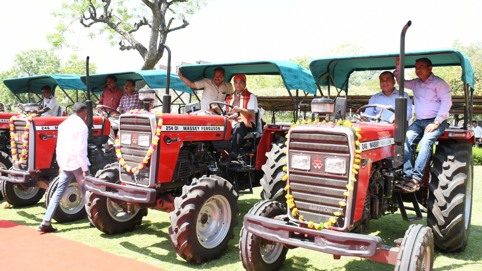 विश्वविद्यालय द्वारा चार नये ट्रेक्टरों का लोकार्पण