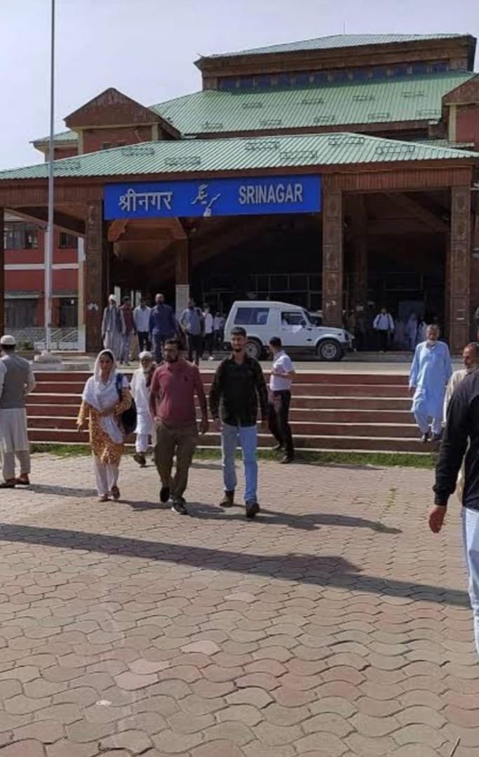 कश्मीर जाने वालों के लिए श्रीनगर रेलवे स्टेशन पर फूड वैन का आवंटन