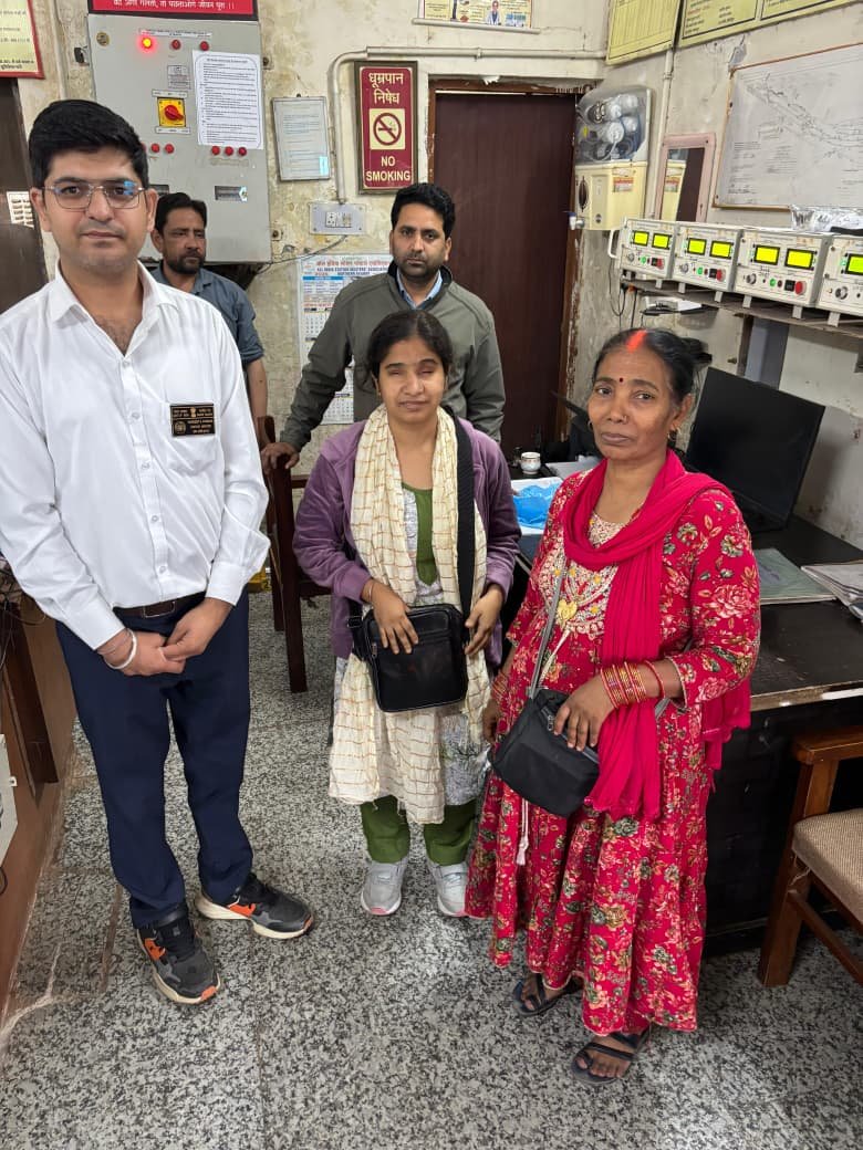 जम्मू मंडल के रेल कर्मचारियों ने ट्रेन में यात्री का छूटा हुआ, बैग सुरक्षित लौटाया