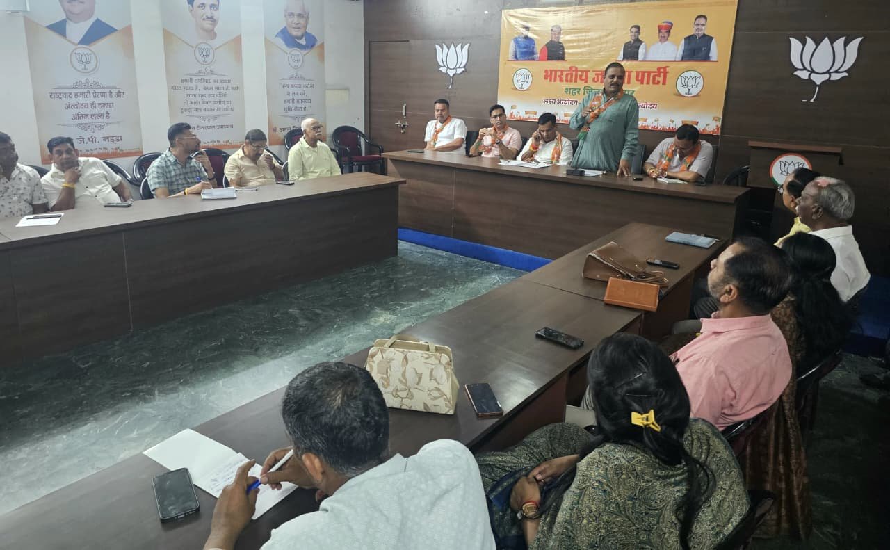 सफाई कर्मचारियों की समस्याओं के समाधान को लेकर निगम आयुक्त से वार्ता