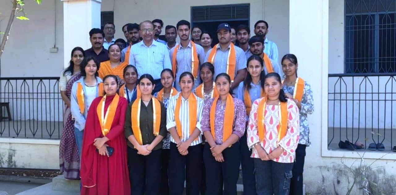 बोर्ड परीक्षा के उत्कृष्ट विद्यार्थियों का किया सम्मान.....