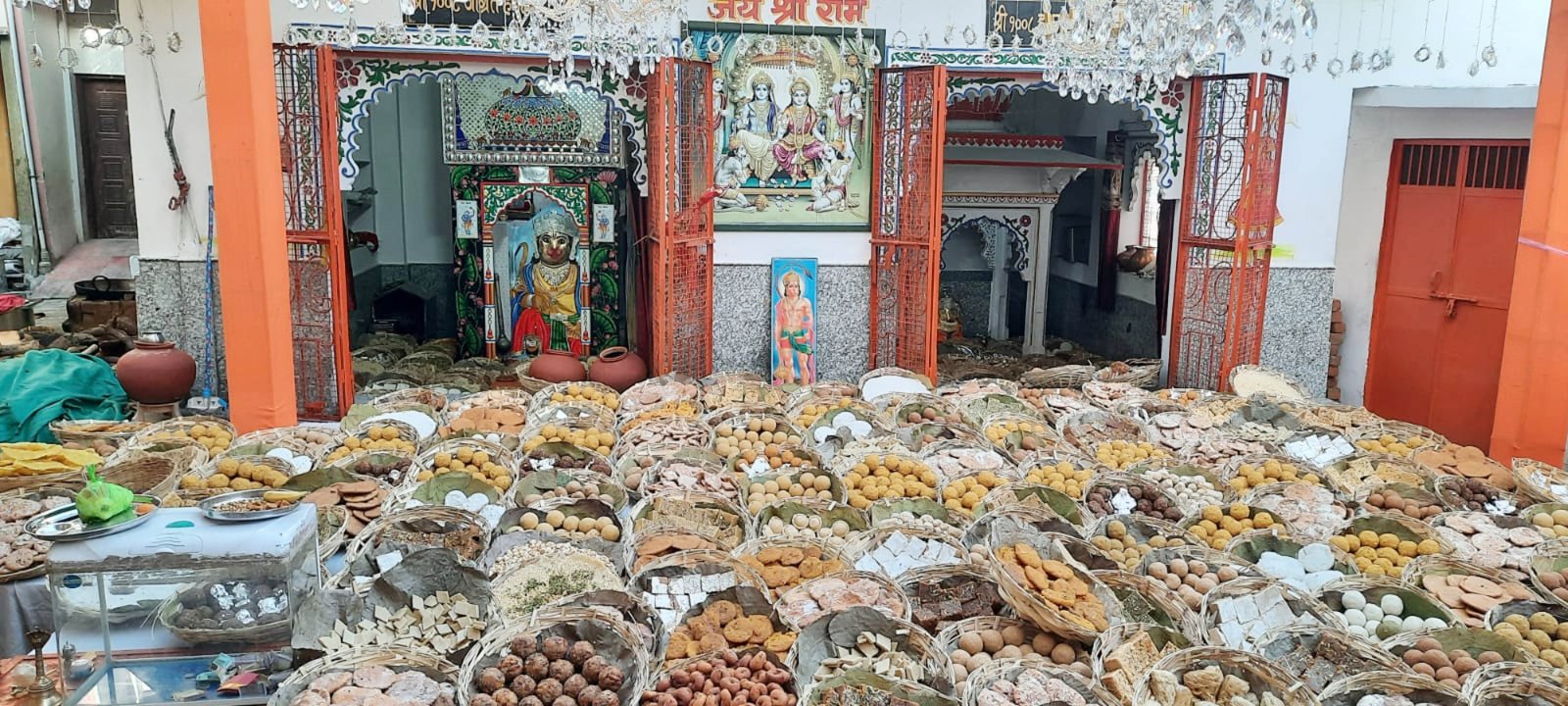 जागृत हनुमानजी को धराया छप्पन भोग