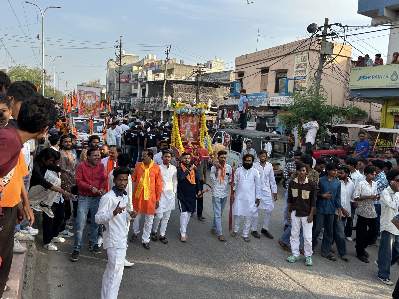 इरशाद अली ने उठाई हनुमान जी की पालकी, दिया सद्भाव का संदेश