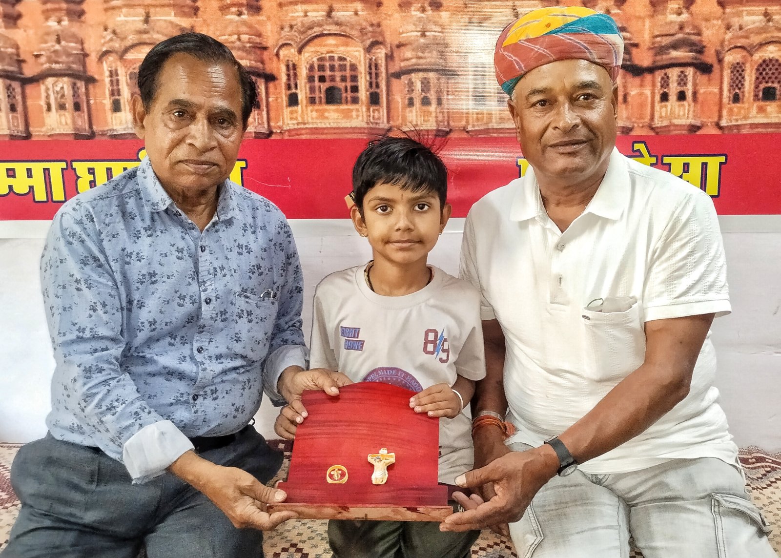 प्रभु यीशु को श्रद्धांजली दे सूक्ष्म पुस्तिका का विमोचन किया