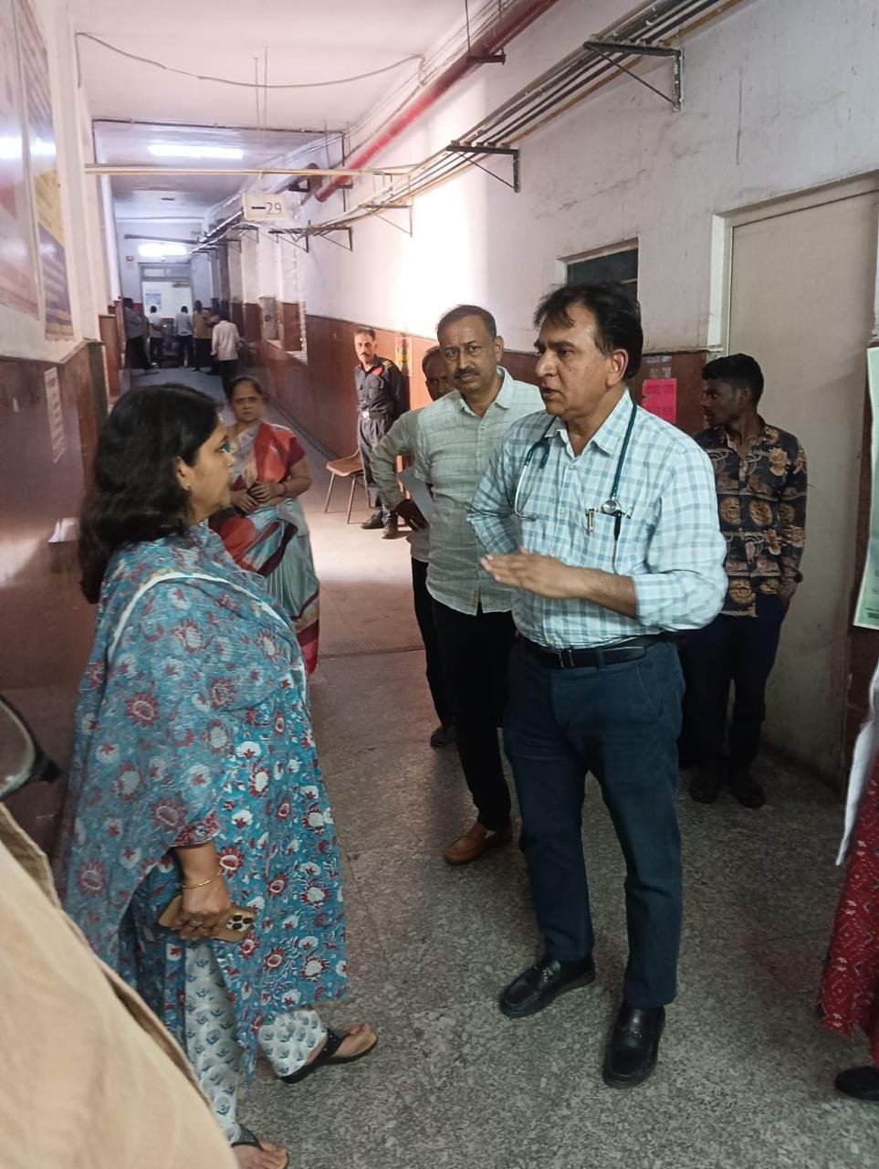 प्रमुख शासन सचिव गायत्री राठौड़ ने किया एमबी चिकित्सालय का निरीक्षण
