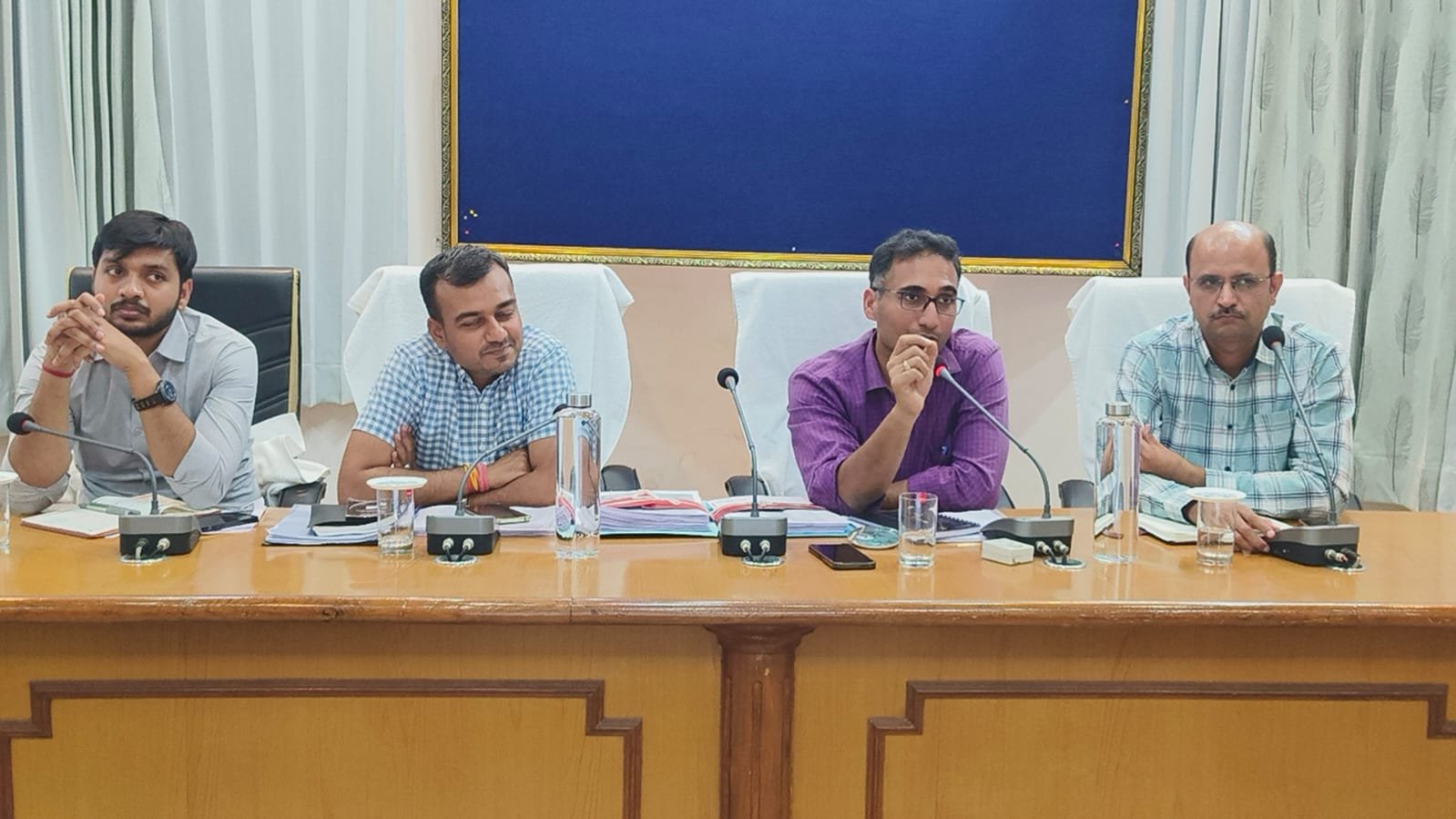 जिला कलक्टर ने ली अधिकारियों की समीक्षा बैठक