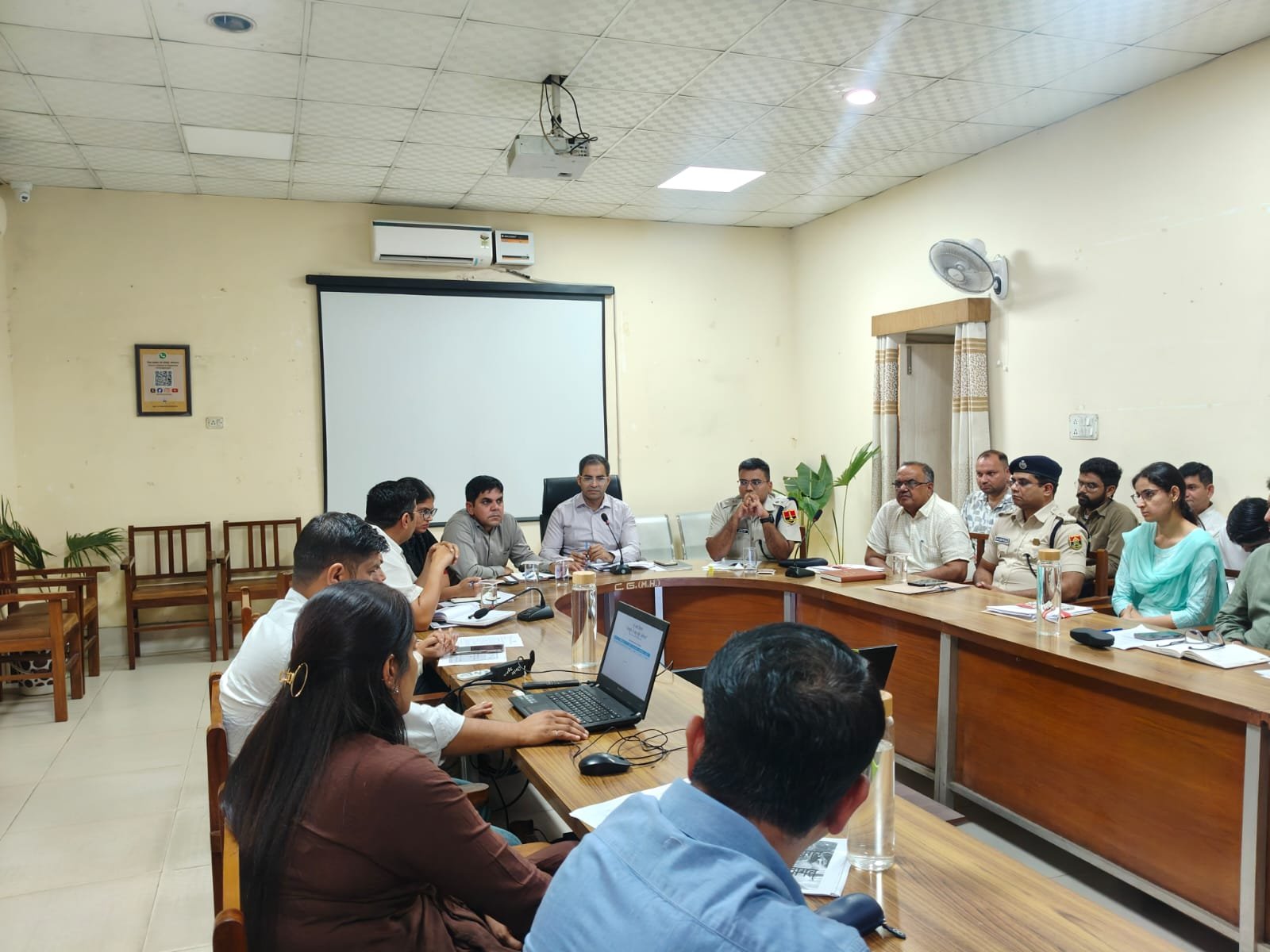 जिला कलक्टर ने बजट घोषणाओं एवं फ्लैगशिप योजनाओं की प्रगति की समीक्षा की