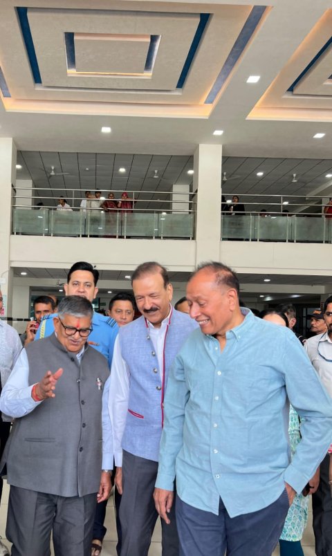 ####Governor Kataria Visits Ailing BJP Veteran Chordia