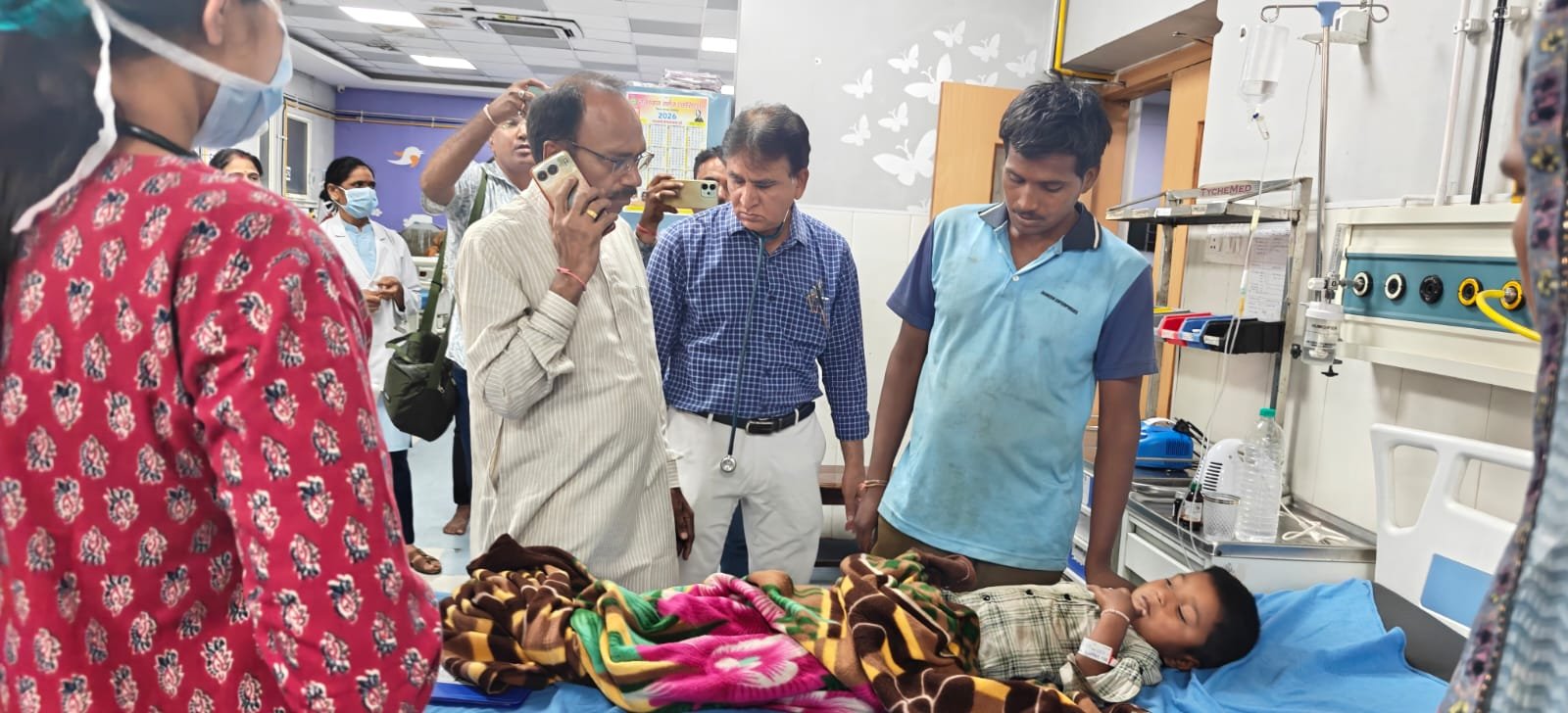 MP Dr. Mannalal Rawat Visits Hospital to Check Health of Children Affected by Unknown Illness