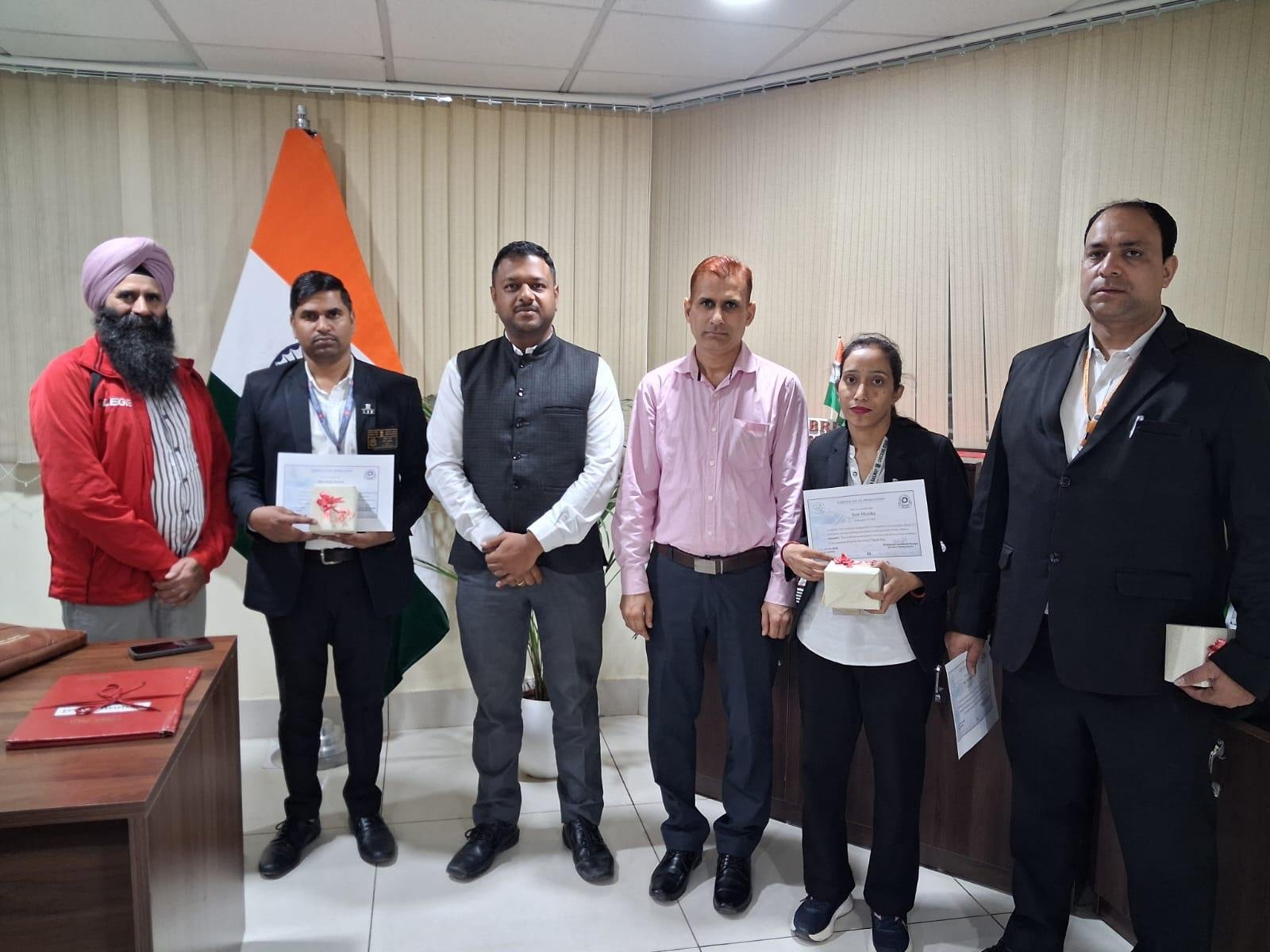 चेकिंग स्टाफ की कर्तव्यनिष्ठा से यात्री को मिला बैग