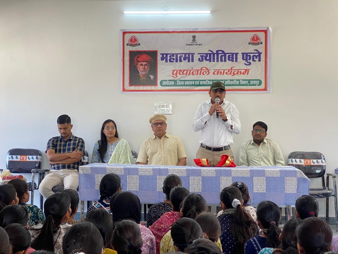 महात्मा ज्योतिबा फूले को किया नमन, आदर्श अपनाने का संकल्प