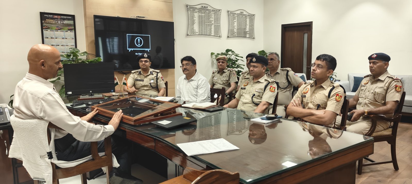 नई दिल्ली रेलवे स्टेशन पर यात्रियों की सुविधा को लेकर डीआरएम ने बैठक ली