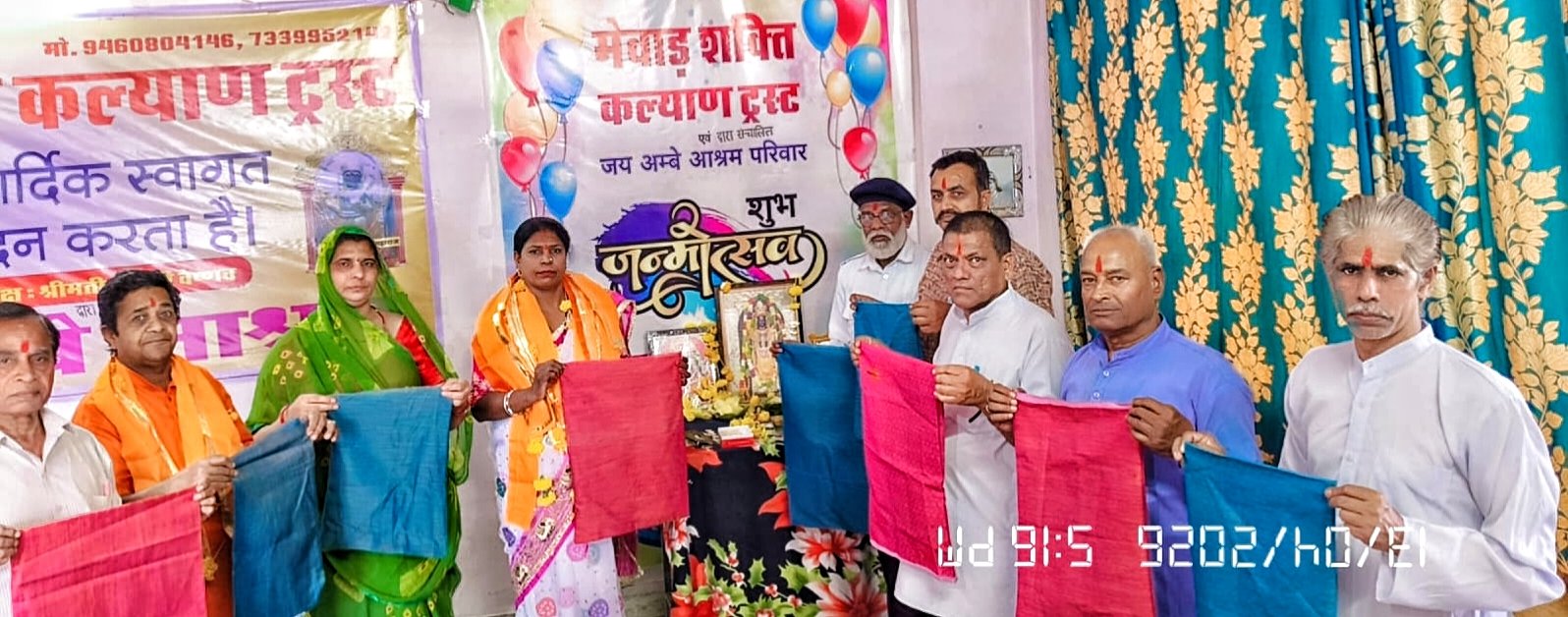 कपड़े व कागज की थैलियां निर्मित करके वैष्णव का जन्मोत्सव मनाया
