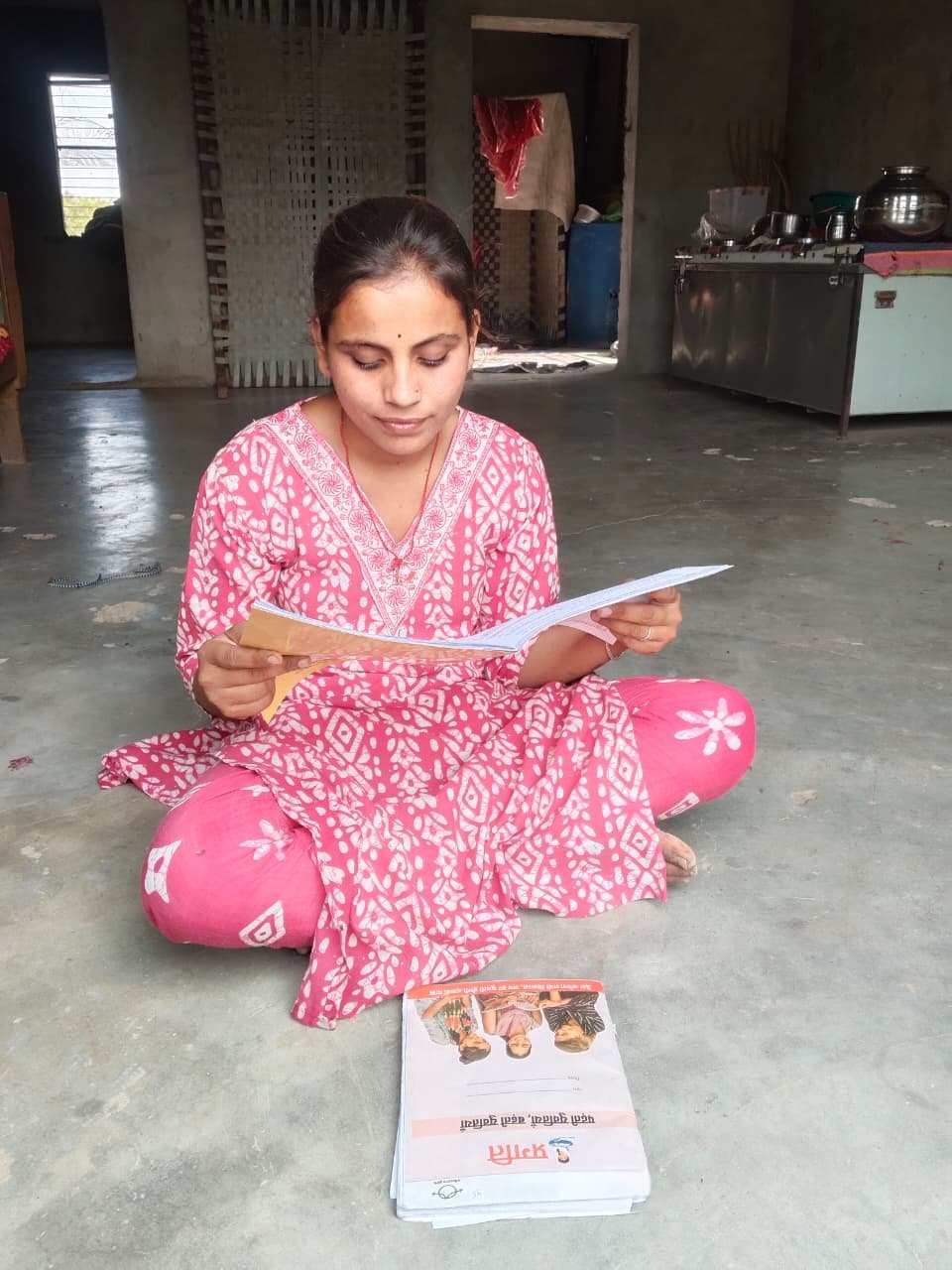 आर्थिक चुनौतियों और पारिवारिक जिम्मेदारियों के बीच सरस्वती की मेहनत रंग लाई, बनीं जिले में सेकंड टॉपर