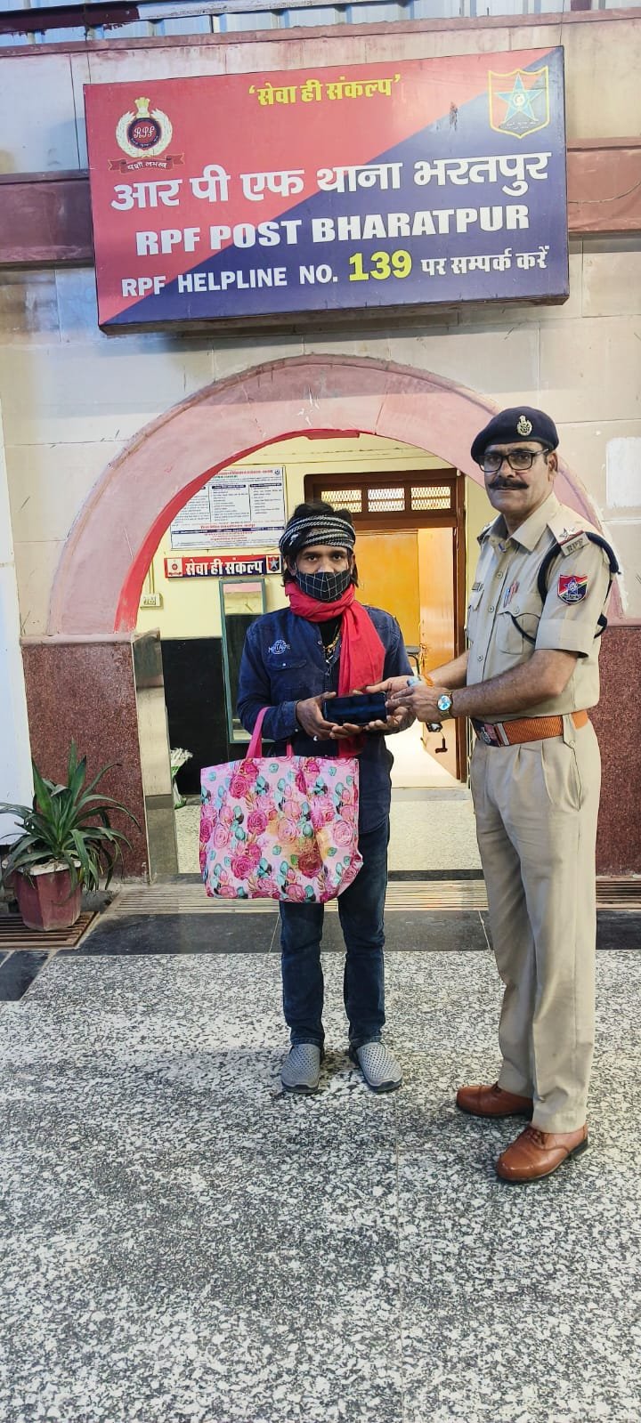 ऑपरेशन अमानतः यात्री का गुम हुआ मोबाइल लौटाया