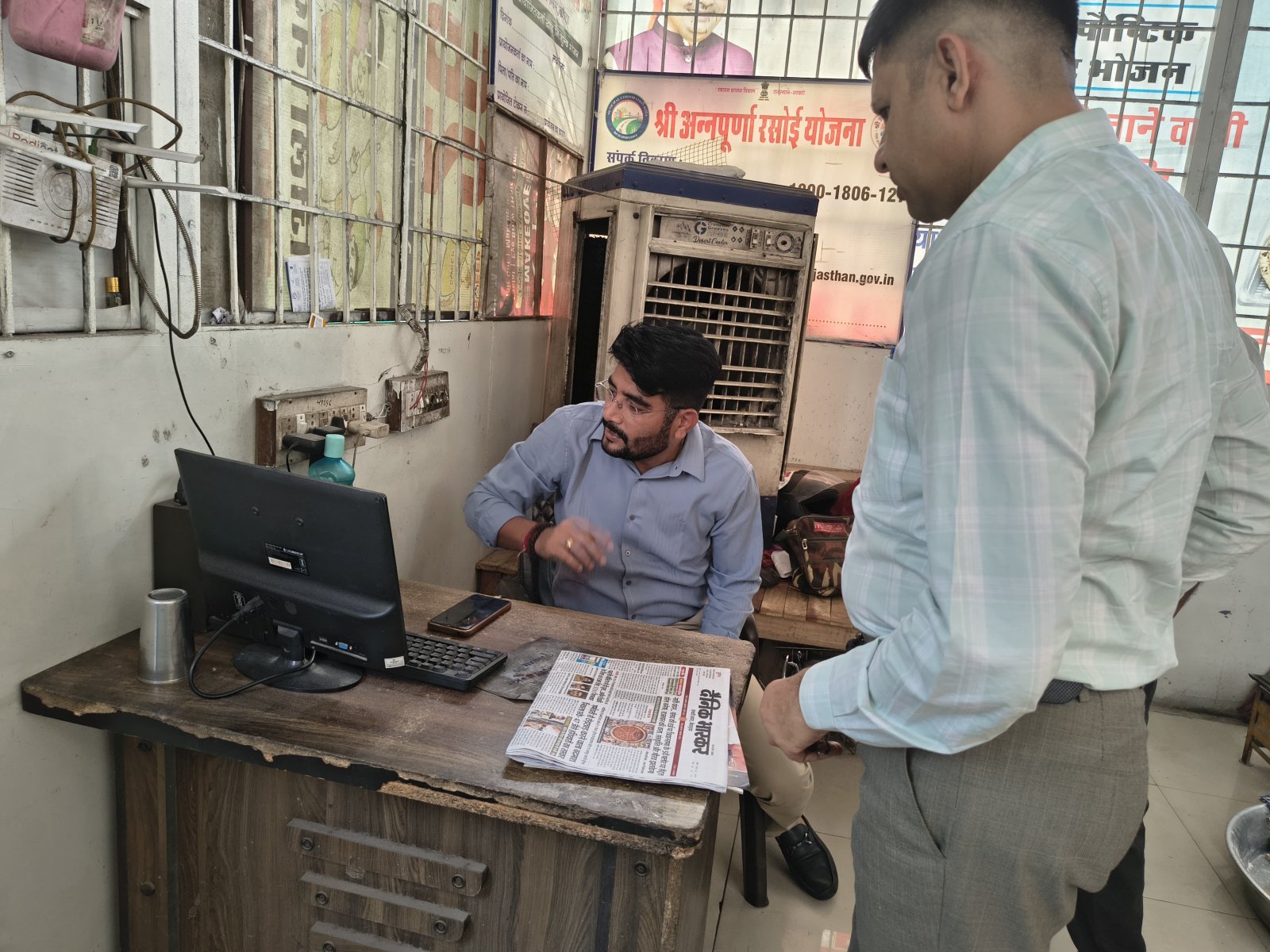 आयुक्त ओमप्रकाश मेहरा अचानक पहुंचे अन्नपूर्णा रसोई पर स निरीक्षण में मिली खामियां, संचालक को नोटिस