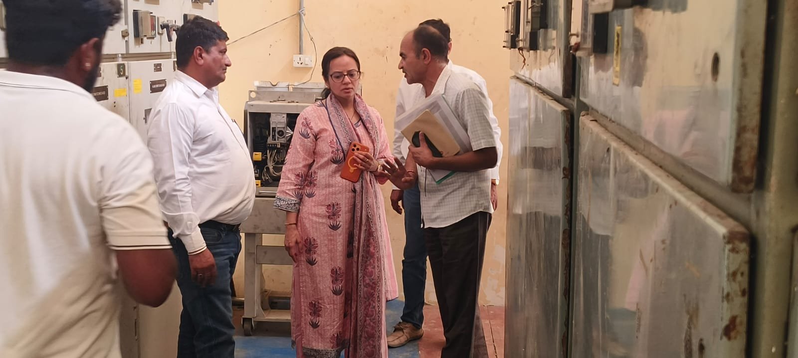 मोहनगढ़ हैंडवर्क्स का जिला कलक्टर ने किया निरीक्षण, पेयजल व्यवस्थाओं को लेकर दिए निर्देश