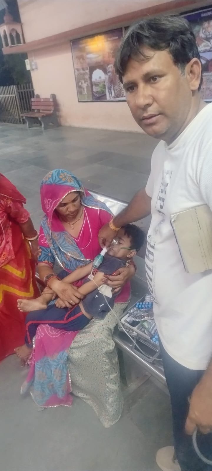 चलती ट्रेन में बच्चे को सांस लेने में तकलीफ-रेलवे चिकित्सा टीम ने नेबुलाइजर देकर दी राहत’