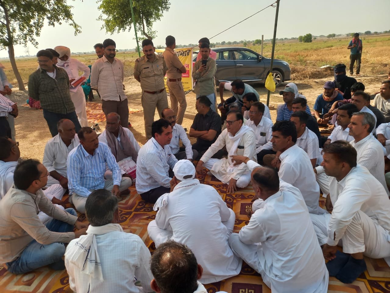 नरसिंहपुरा बारानी में ग्रामीणों ने कचरे से लदा कैंटर जेसीबी और नगर परिषद को को बैरंग लौटाया