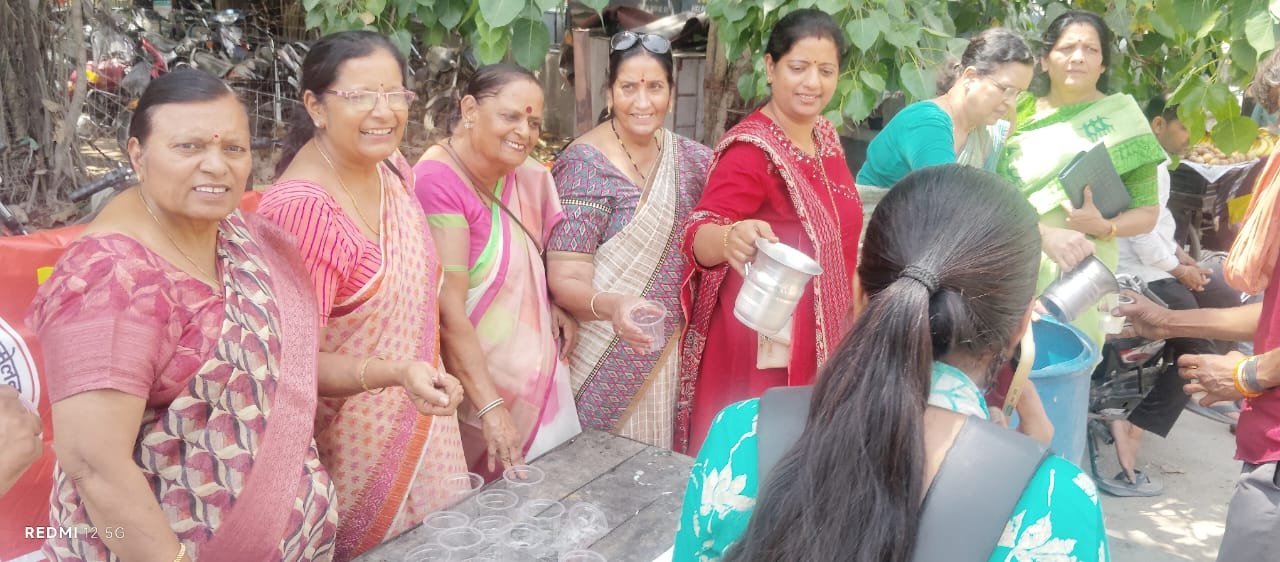 अखिल भारतीय वैश्य महासम्मेलन, महिला इकाई द्वारा अर्थ डे पर पुदीना लस्सी की छब्बील.