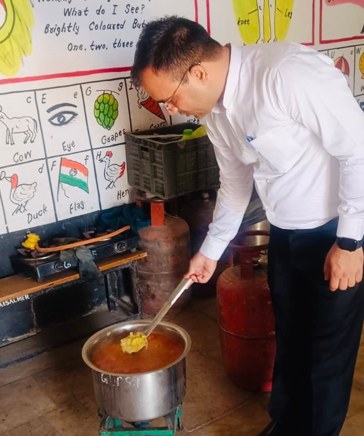 मिड डे मील का औचक निरीक्षण, गुणवत्ता परखी गई