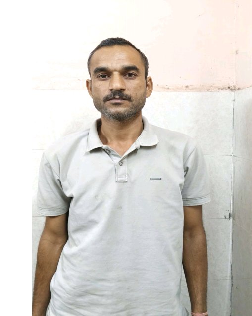 डी एस टी पुलिस के ए एस आई विशाल अवस्थी ने 4 साल से फरार 10 हजार का ईनामी लग्जरी कार चोर को जयपुर से किया गिरफ्तार