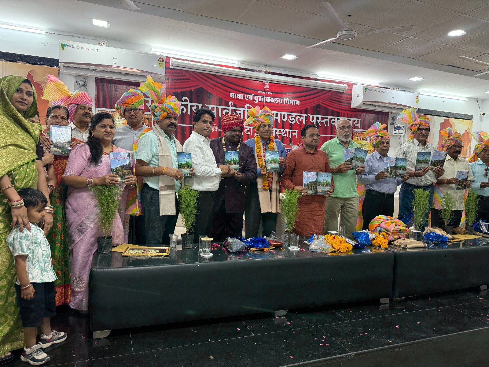 विश्व पुस्तक दिवस पर लोक संस्कृति का रंगारंग उत्सव