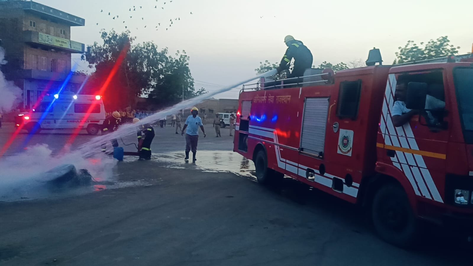 आपातकालीन परिस्थितियों से निपटने के लिए मॉक ड्रिल एवं ब्लैक आउट का हुआ सफल पूर्वाभ्यास