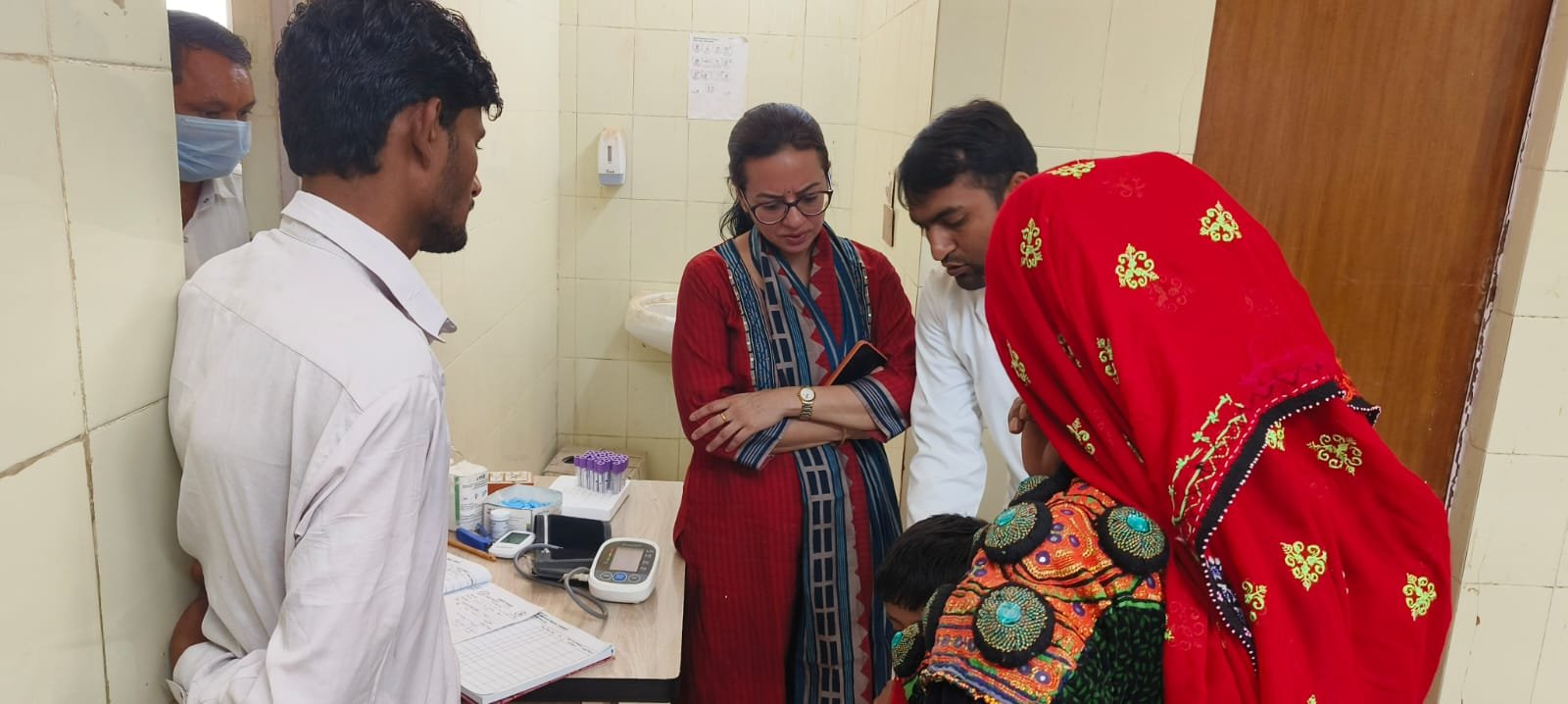 जिला कलक्टर ने सामुदायिक स्वास्थ्य केंद्र सम का किया निरीक्षण, मरीजों से लिया फीडबैक