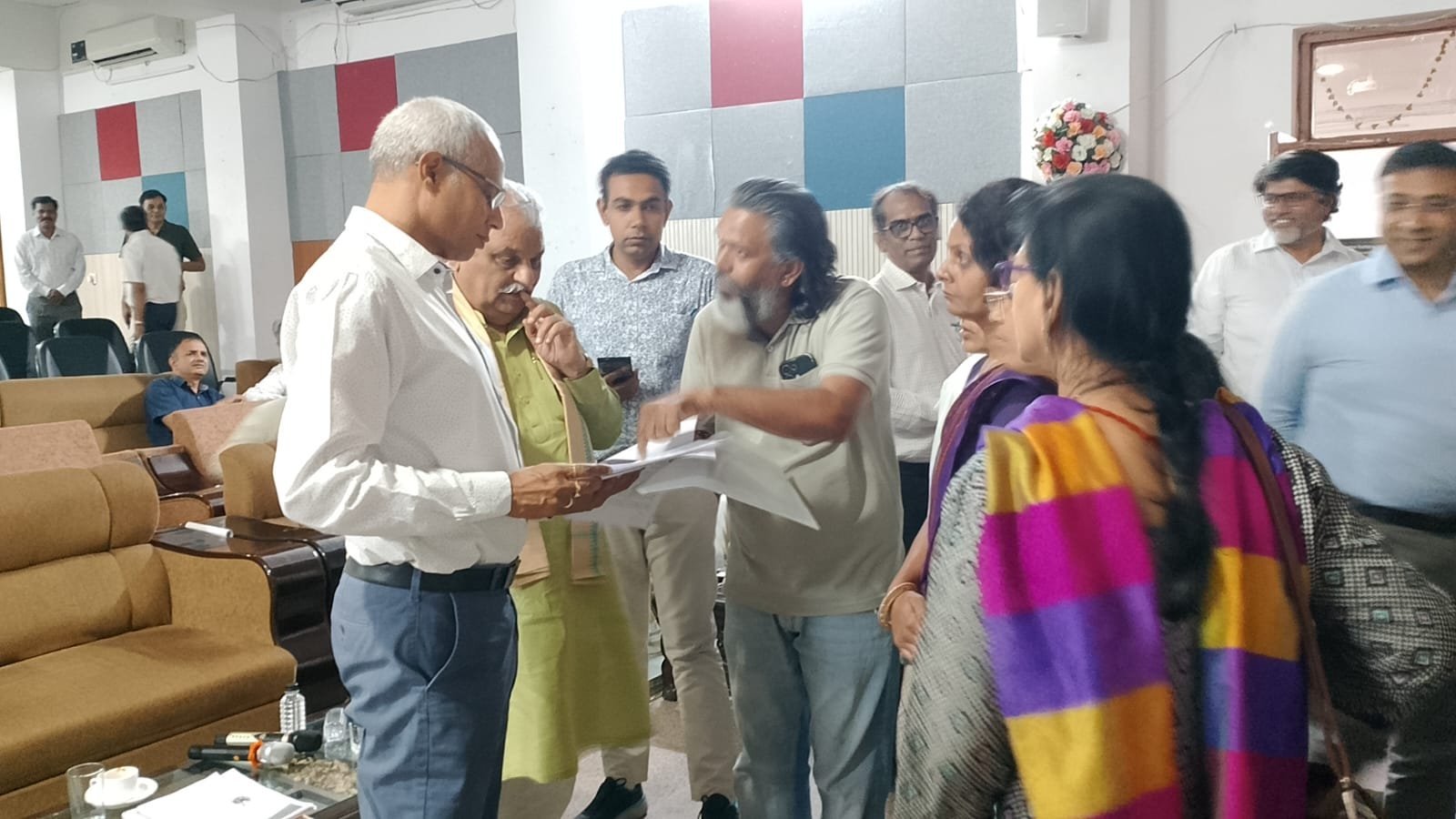 संविदा/एस.एफ.एस. कर्मचारियों ने अतिरिक्त मुख्य सचिव से लगाई न्याय की गुहार
