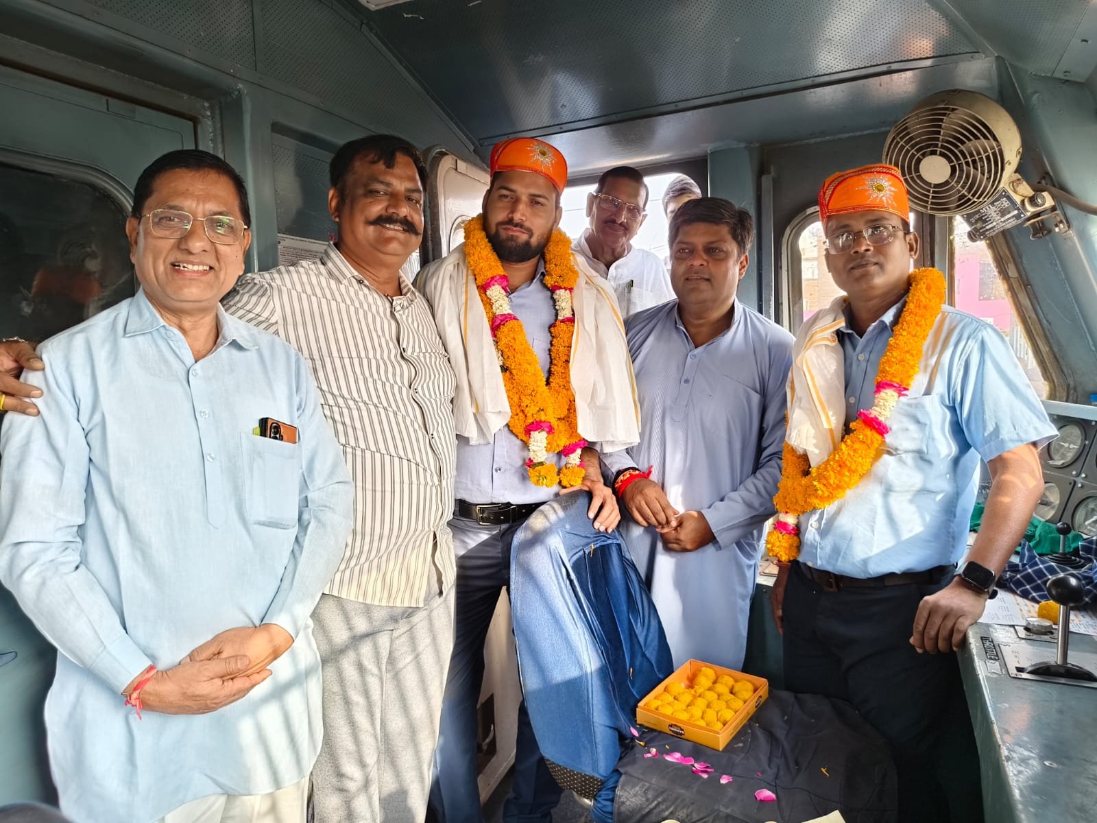 सांसद श्री दुष्यंत सिंह ने हरी झंडी दिखाकर भवानी मंडी स्टेशन पर गरबा एक्सप्रेस के ठहराव का शुभारंभ किया