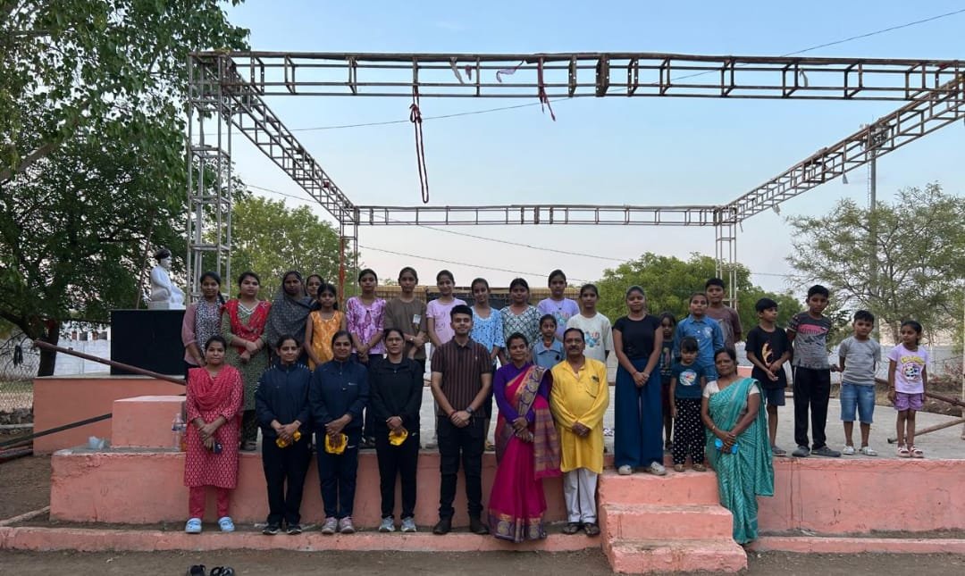 प्रशिक्षु आईपीएस सिद्धार्थ श्रीवास्तव के नेतृत्व में महिला आत्मरक्षा  छात्राओं को सिखाए गए सुरक्षा के गुर