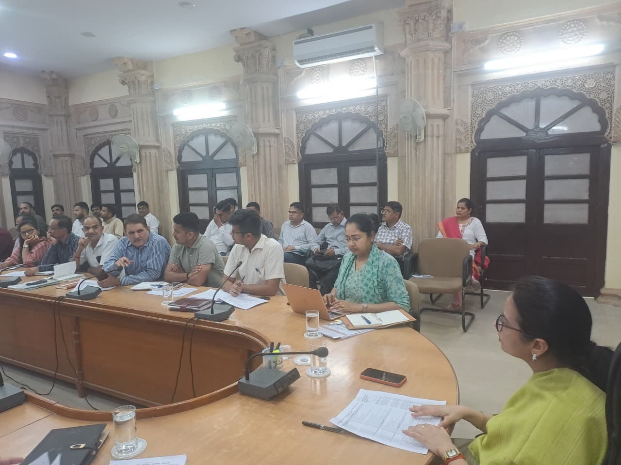 जिला कलक्टर ने ली जिला स्तरीय अधिकारियों की बैठक