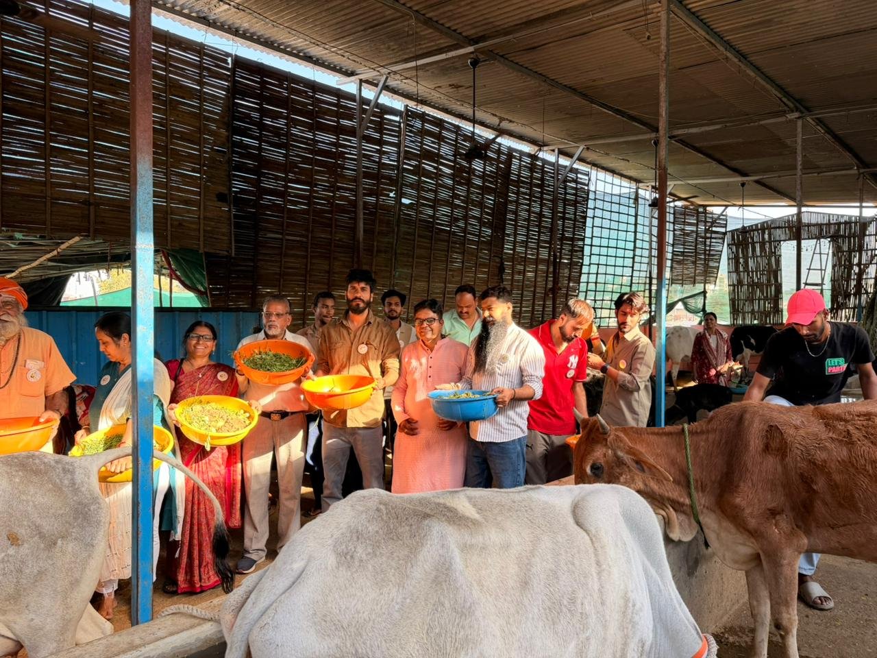 अपना घर गौशाला में पाँचवाँ छप्पन भोग सम्पन्न, 150 बीमार व घायल गौमाता को अर्पित हुआ विशेष प्रसाद