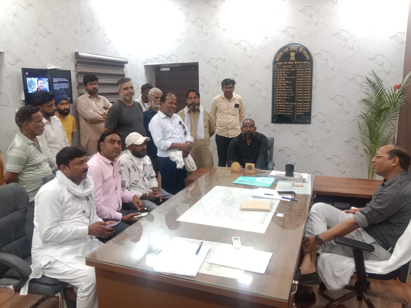 सफाई कर्मचारियों की विभिन्न समस्याओं के निस्तारण के संबंध में सफाई कर्मचारी यूनियन ने आयुक्त नगर परिषद को सौंपा ज्ञापन