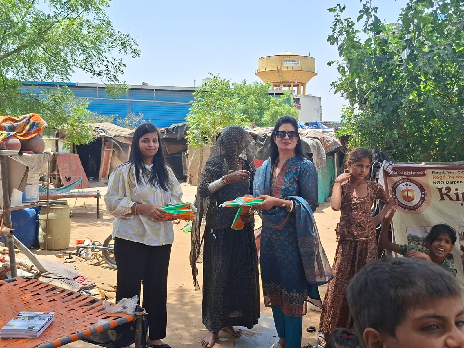 400 महिलाओं को निःशुल्क सेनेटरी पैड वितरित