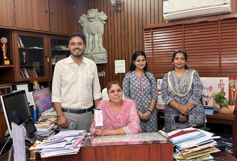 Public Representatives and Officials Fill Self-Enumeration Forms